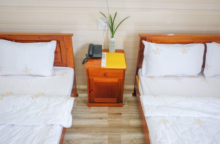 Nhà Nghỉ Hoàng Yến tọa lạc tại số 5, đường A8, KDC Hưng Phú 1