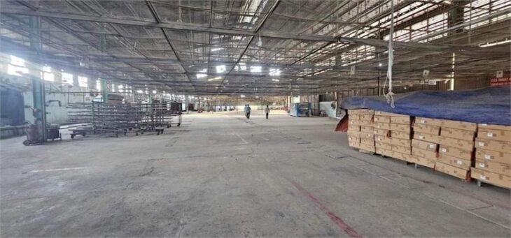 Nhà xưởng sản xuất kinh doanh, mặt đường thuận lợi di chuyển hàng hóa.