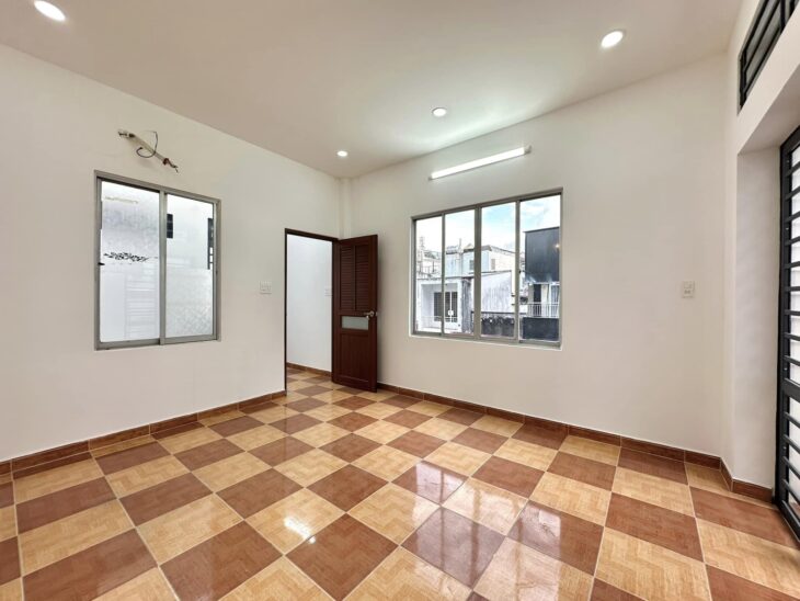 Cho thuê Nhà 2 Tầng Haonf kiếm, gần Nhà Hát Lớn,33m, MT 3,5m ô tô đỗ, Tiện lợi kinh doanh