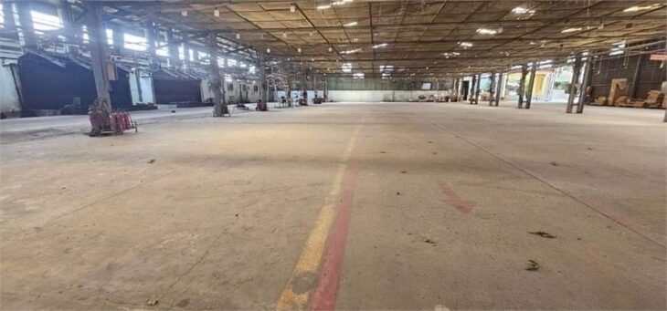 Nhà xưởng sản xuất kinh doanh, mặt đường thuận lợi di chuyển hàng hóa.