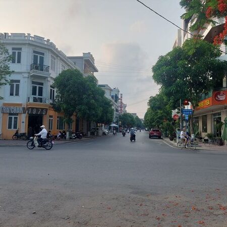 CẦN BÁN NHÀ 4 TẦNG MẶT PHỐ NẰM TRONG VỊ TRÍ ĐẮC ĐỊA – KINH DOANH SẦM UẤT.