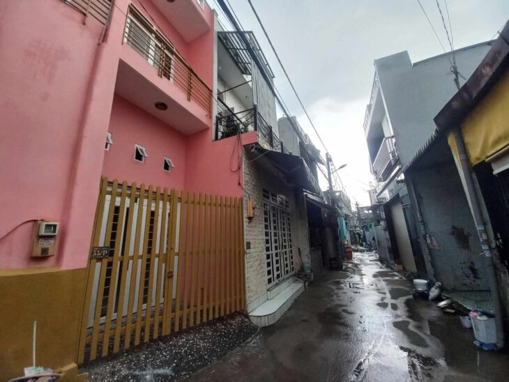 NHÀ 3 TẦNG – 45M2 — CÁCH LÊ THỊ HÀ 200M – SÁT THỊ TRẤN HÓC MÔN. Chỉ 2,55 Tỷ.