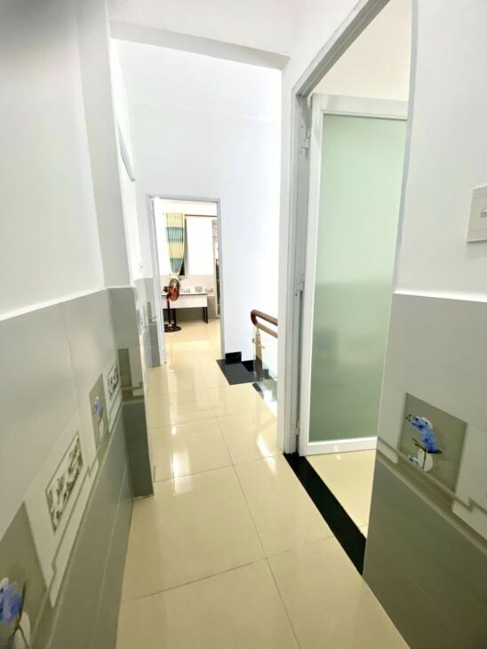 BÁN NHÀ 2 TẦNG – MẶT TIỀN ĐƯỜNG NHỰA LÊ THỊ HỒNG GẤM CÓ VỈA HÈ – VỪA Ở VỪA KINH DOANH.