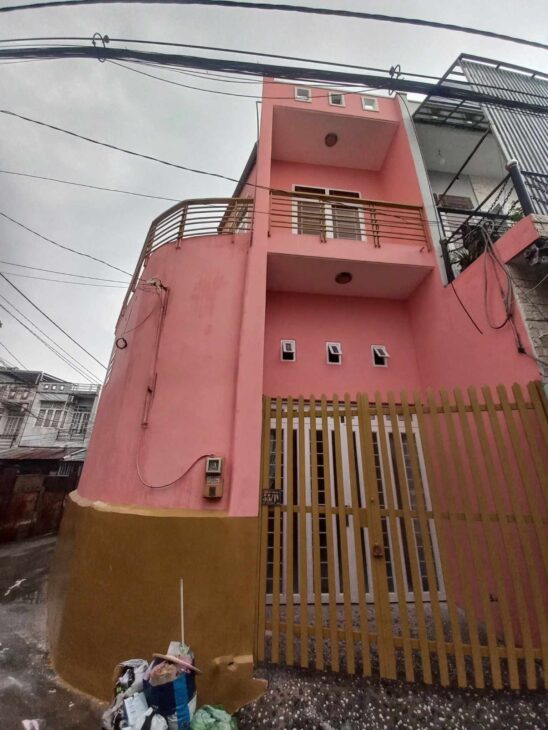 NHÀ 3 TẦNG – 45M2 — CÁCH LÊ THỊ HÀ 200M – SÁT THỊ TRẤN HÓC MÔN. Chỉ 2,55 Tỷ.