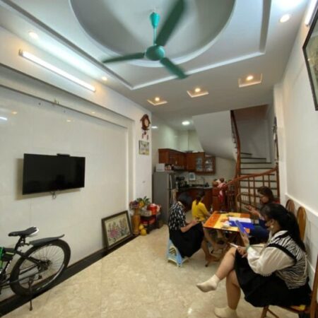 NGÕ CHỢ KHÂM THIÊN, SÁT HỒ BA MẪU, 5 TẦNG DÂN XÂY CÒN RẤT ĐẸP