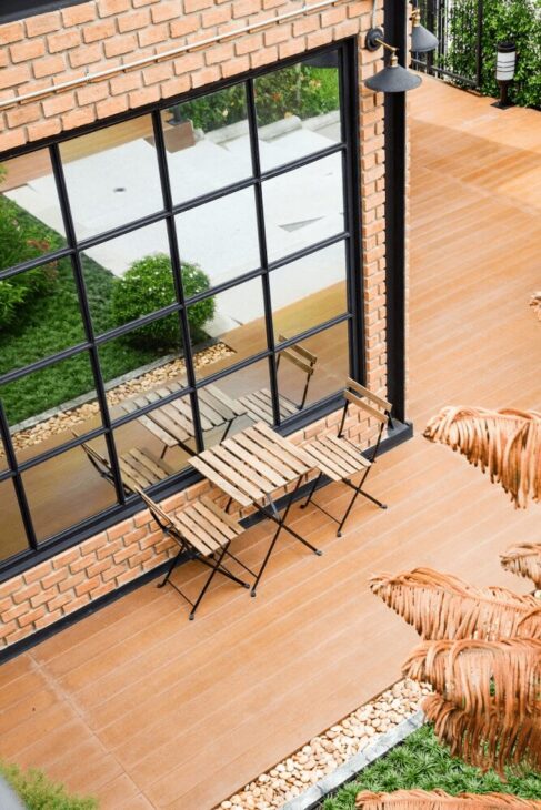 Tấm xi măng vân gỗ với gỗ tự nhiên: Lựa chọn nào tốt hơn?