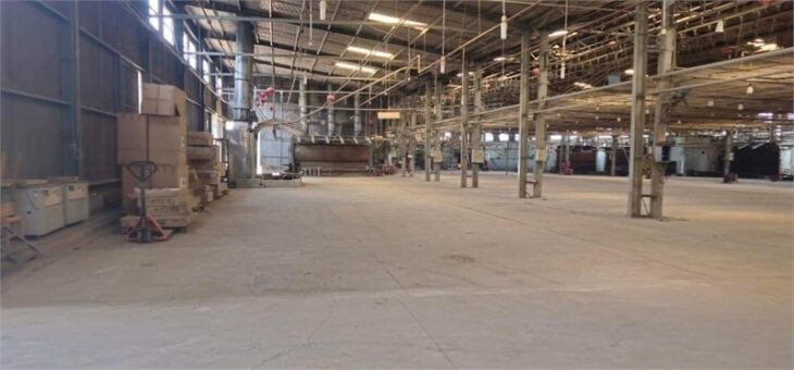 Nhà xưởng sản xuất kinh doanh, mặt đường thuận lợi di chuyển hàng hóa.