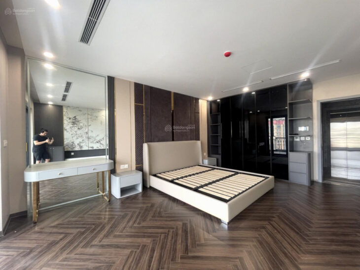 Cho thuê nhà MẶT PHỐ Trần Qúy Cáp .DT : 90 M x 8 Tầng . MT: 7 M.THÔNG SÀN, THANG MÁY.