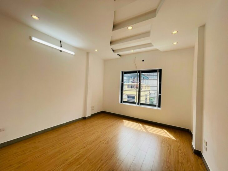 Bán nhà Lạc Long Quân, ngõ Ô Tô nhỏ vào nhà, 5 phút ra Hồ Tây 37m2 5 tầng 8,15 tỷ