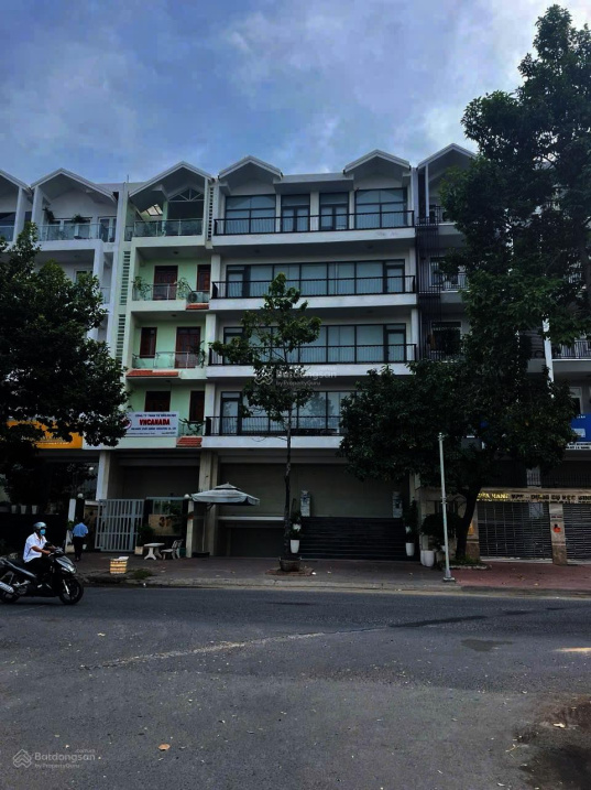 Tòa nhà VP đường 40m KDC Him Lam Q7, 6 tầng có, HD thuê cao 151,02tr, sát cạnh Q4, Q1. Giá tốt 70tỷ