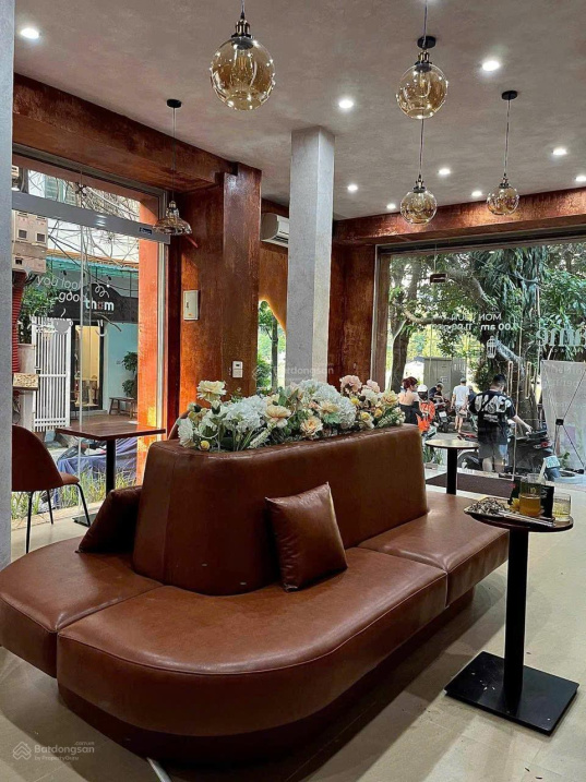 Siêu hót sang nhượng quán cafe hồ Chùa Láng nhượng, Giá thuê 28tr, 60m2 lô góc 2 mặt tiền