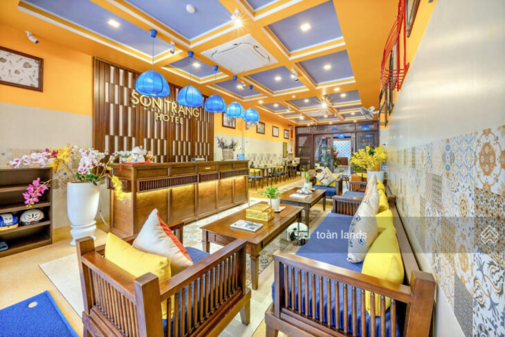 Hàng siêu mới cho thuê nhà mặt phố Đặng Văn Ngữ view hồ, DT 180m2 MT 10m giá 70tr.