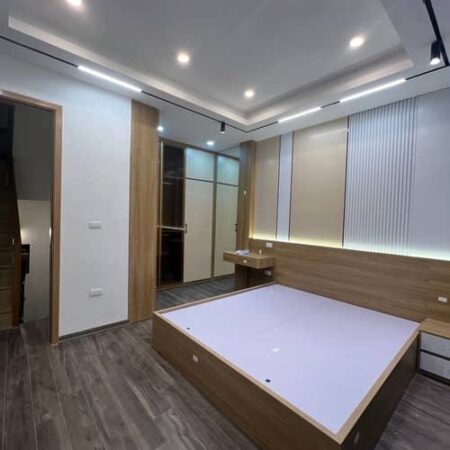 Căn nhà đẹp, tọa lạc tại ngõ thông giữa Lê Trọng Tấn và Hoàng Văn Thái, cách mặt ngõ ô tô tránh chỉ