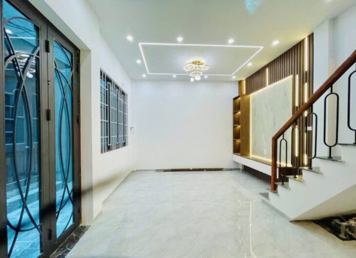 mặt tiền siêu rộng, chỉ cách phố 30m – Có 6 phòng ngủ, mỗi phòng đều có ban công và thiết kế nở