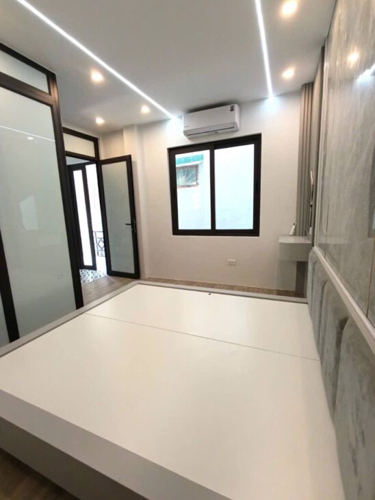 Căn nhà mặt tiền rộng, cách phố 30m – 6 phòng ngủ với ban công, thiết kế nở