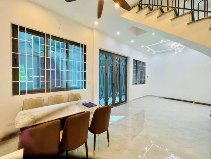 mặt tiền siêu rộng, chỉ cách phố 30m – Có 6 phòng ngủ, mỗi phòng đều có ban công và thiết kế nở
