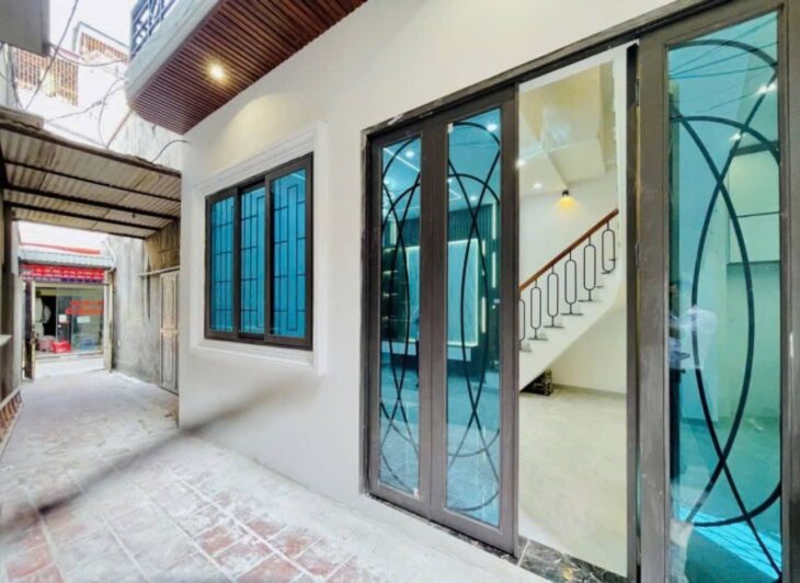 mặt tiền siêu rộng, chỉ cách phố 30m – Có 6 phòng ngủ, mỗi phòng đều có ban công và thiết kế nở