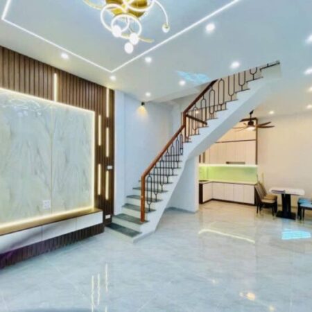 Nhà phố mặt tiền rộng rãi, cách 30m đến đường lớn – 6 phòng ngủ, tất cả đều có ban công và nở hậu. Nhà phố mặt tiền rộng rãi, cách 30m đến đường lớn – 6 phòng ngủ, tất cả đều có ban công và nở hậu.