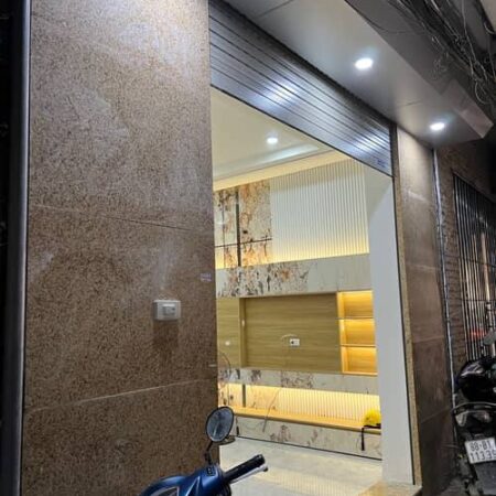 Căn nhà vị trí thuận tiện, cách phố Lê Trọng Tấn vài bước, gần Hoàng Văn Thái, ngõ thoáng, ô tô