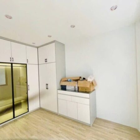 Nhà phố mặt tiền siêu rộng, chỉ 30m đến đường lớn – 6 phòng ngủ với ban công, nở hậu.