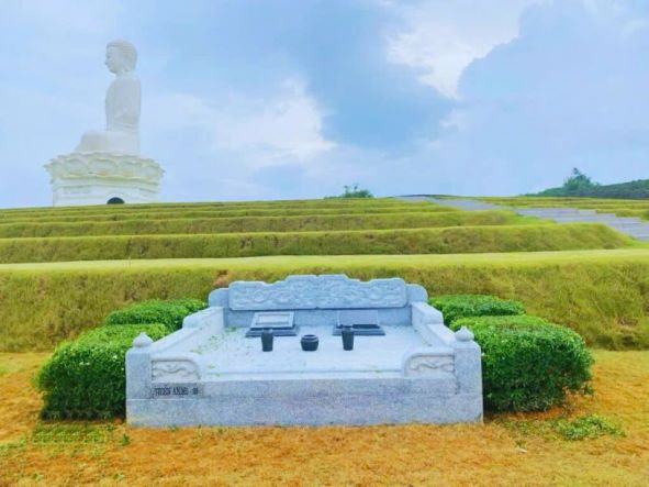 Bán khuôn viên mộ đơn diện tích 3,5m2. Giá 64 triệu bao gồm đầy đủ trọn gói bia mộ bằng đá và cảnh Bán khuôn viên mộ đơn diện tích 3,5m2. Giá 64 triệu bao gồm đầy đủ trọn gói bia mộ bằng đá và cảnh