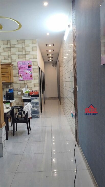 bán nhà đẹp mái thái , gần trung tâm giới thiệu việc làm. giao thông thuận lợi