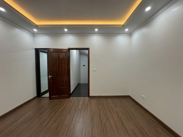 Bán nhà xinh Ngọc Lâm 36m2 thang máy– nhỉnh 10 tỷ– ô tô vào nhà- kinh doanh sầm uất.
