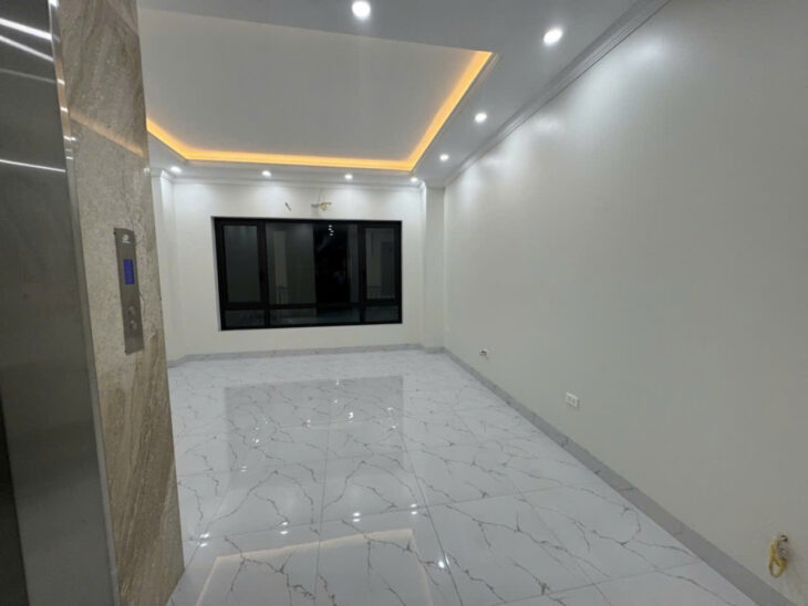 Bán nhà xinh Ngọc Lâm 36m2 thang máy– nhỉnh 10 tỷ– ô tô vào nhà- kinh doanh sầm uất.