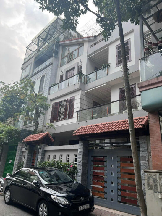 Bán liền kề KĐT Văn Phú, Hà Đông. Dt 76m2x5 tầng vỉa hè, gara Ô TÔ giá 18.6 tỷ.