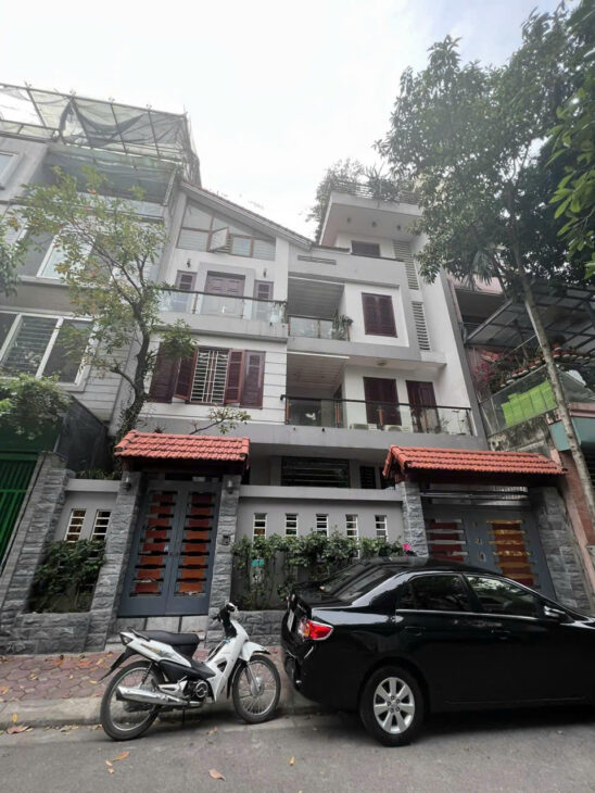 Bán liền kề KĐT Văn Phú, Hà Đông. Dt 76m2x5 tầng vỉa hè, gara Ô TÔ giá 18.6 tỷ.