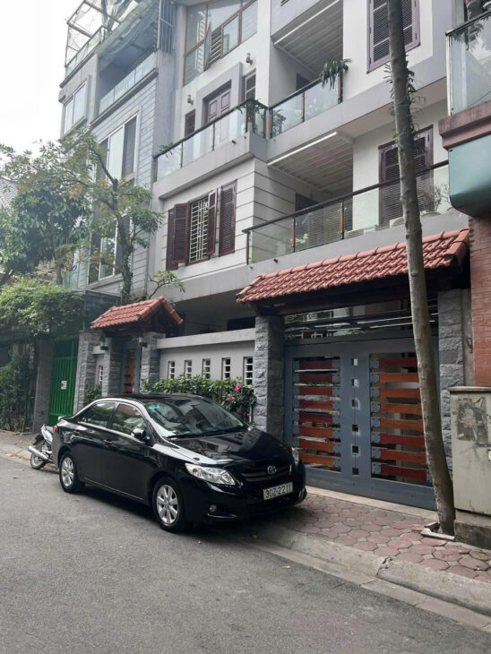 Bán liền kề KĐT Văn Phú, Hà Đông. Dt 76m2x5 tầng vỉa hè, gara Ô TÔ giá 18.6 tỷ.