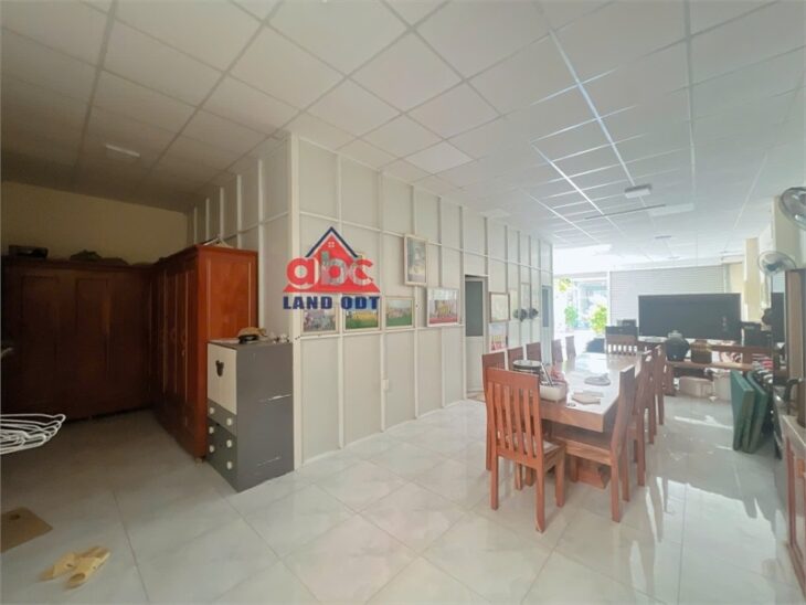 NP995 nhà phố ngang 8m, vị trí thuận lợi kinh doanh showroom đồ gỗ nội thất