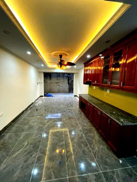 NHÀ MỚI KÍNH KOONG PHỐ NGUYỄN VĂN LINH, 40M2,6 TẦNG,MT 3.7 M,7.2 TỶ.LONG BIÊN.