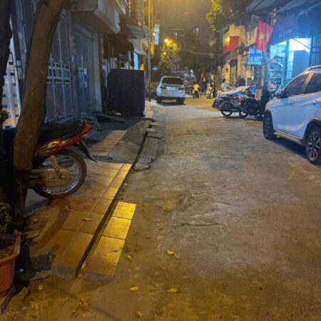 hơn 11 T xíu có ngay nhà mới 5 tầng , thang máy xịn xò , nhà lô góc 3 thoáng vĩnh viễn , 2 mặt