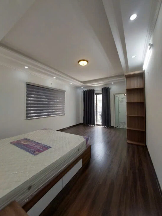 -Nhà mới Phố Ngô Gia Tự 80m2,5 tầng, mặt tiền 15m,12.5 tỷ.Ô tô chánh- vào nhà.