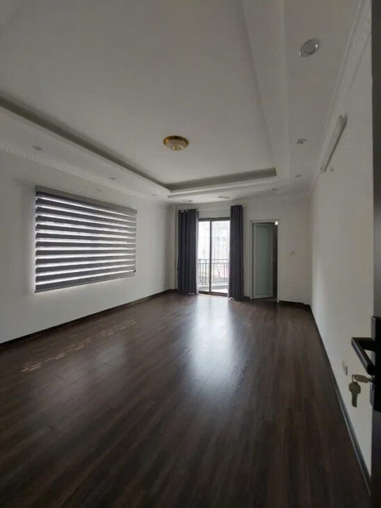 -Nhà mới Phố Ngô Gia Tự 80m2,5 tầng, mặt tiền 15m,12.5 tỷ.Ô tô chánh- vào nhà.