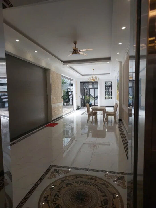 -Nhà mới Phố Ngô Gia Tự 80m2,5 tầng, mặt tiền 15m,12.5 tỷ.Ô tô chánh- vào nhà.