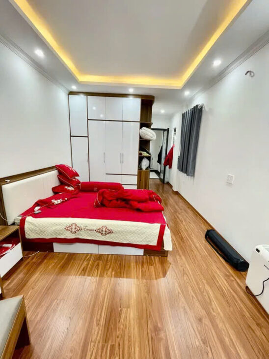 BÁN NHÀ MỚI -ĐẸP PHỐ NGỌC TRÌ-LONG BIÊN, 35M2,5 TẦNG,MẶT TIỀN 3.5M, 6.3 TỶ.Ô TÔ ĐỖ CỬA.