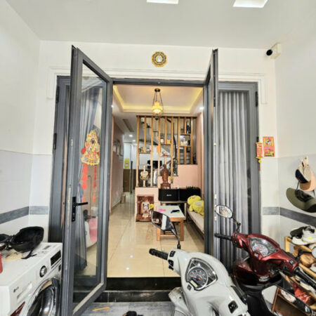 Sát mặt tiền Tôn Đản Q 4 Ngang 3.3 nở hậu 6.5 Dài 13 m Đúc 4 tấm 5 tỷ