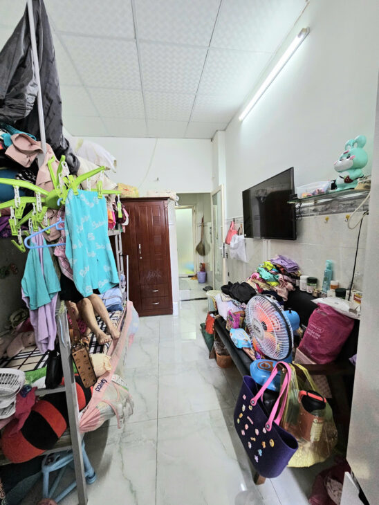 Sát mặt tiền Xóm Chiếu Q4 Ngang 3 nở hậu 4 Dài 11 m HƠN 2 TỶ