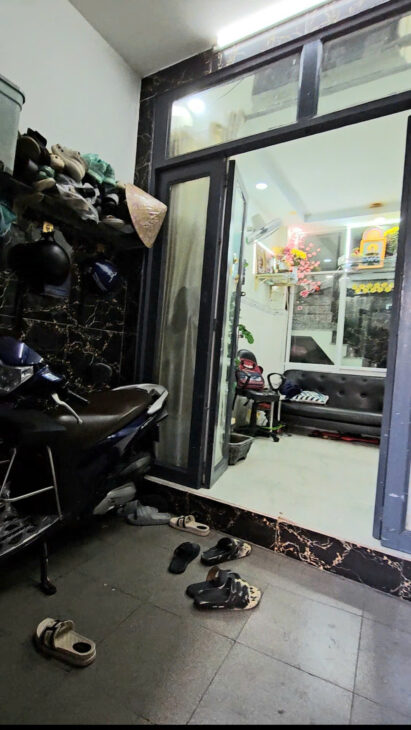 Sát mặt tiền Xóm Chiếu Q4 Ngang 3 nở hậu 4 Dài 11 m HƠN 2 TỶ