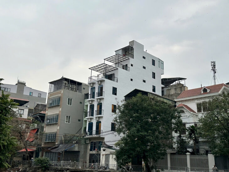 (Siêu phẩm) Tòa Apartment mặt hồ 96m2 x 30P tại Hoàng Ngân – Dòng tiền 1,85 tỷ/năm – Tin Thật 100%.