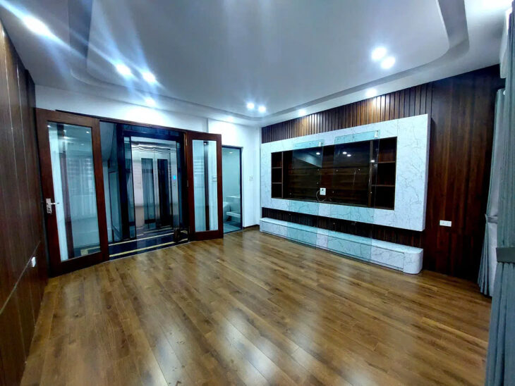 Nhà mới Phố Bồ Đề 40m2,6 Tầng, Thang máy, cách ô tô 30m,full nội thất, 8.7 tỷ.Long Biên.