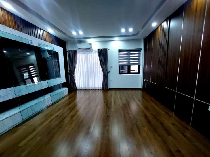 Nhà mới Phố Bồ Đề 40m2,6 Tầng, Thang máy, cách ô tô 30m,full nội thất, 8.7 tỷ.Long Biên.