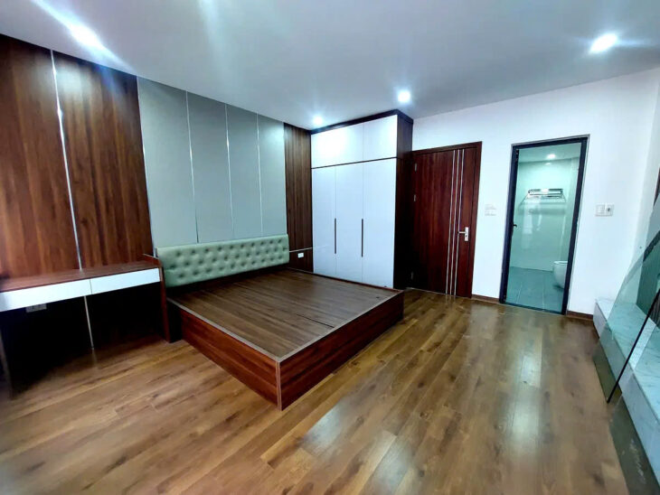 Nhà mới Phố Bồ Đề 40m2,6 Tầng, Thang máy, cách ô tô 30m,full nội thất, 8.7 tỷ.Long Biên.