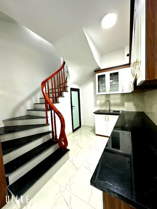 NHÀ MỚI Ở LUÔN PHỐ THẠCH BÀN- LONG BIÊN, 32M2,5 TẦNG, MT 3.5M, 4.7 TỶ.