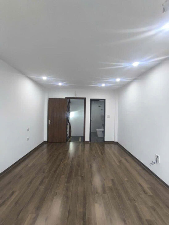 BÁN NHÀ THANH AM 40Mx 5 TẦNG DÂN TRÍ CAO, GẦN ĐƯỜNG, TRƯỜNG, TRẠM, CHỢ Ô TÔ 5 VÀO TẬN CỬA.