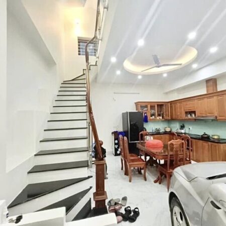 OAI NHẤT NGÕ! Nhà trên mặt ngõ phố Việt Hưng, cả dãy mỗi nhà mình mặt tiền 5m có gara ô tô, 52m2,