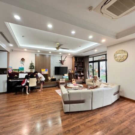 CĂN HỘ CHUNG CƯ CAO CẤP R2 ROYAL CITY – LÔ GÓC- THIẾT KẾ ĐẲNG CẤP . VIEW BỂ BƠI – HƯỚNG MÁT – TẶNG