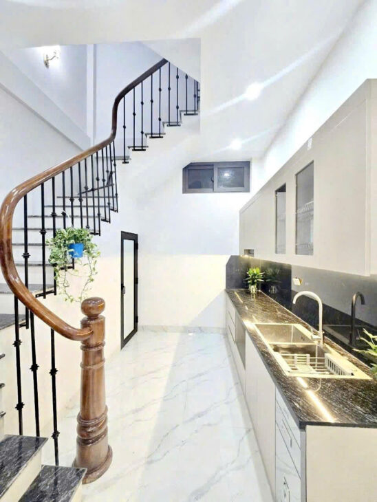 Căng! Chính chủ bán nhà Nguyễn Văn Cừ, đường sạch đẹp, nội thất ấn tượng, 32m2, 6.15 tỷ